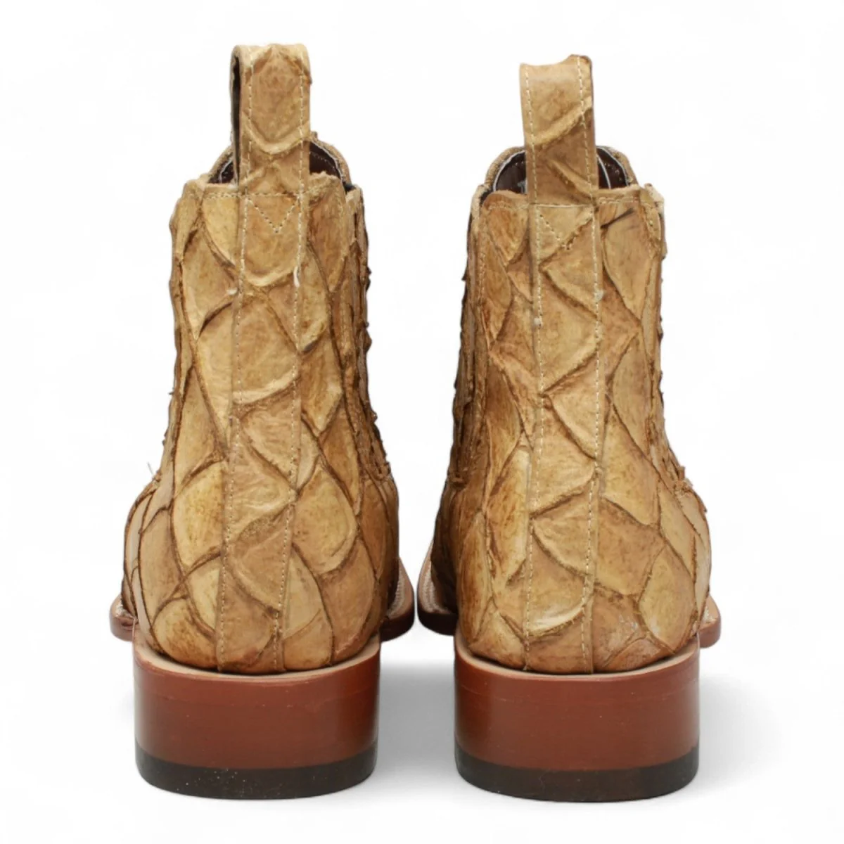 Botines de Cuero Pirarucu Grabado Punta Cuadrada Color Arena Hombre -Tanner Mark Boots - Imagen 7