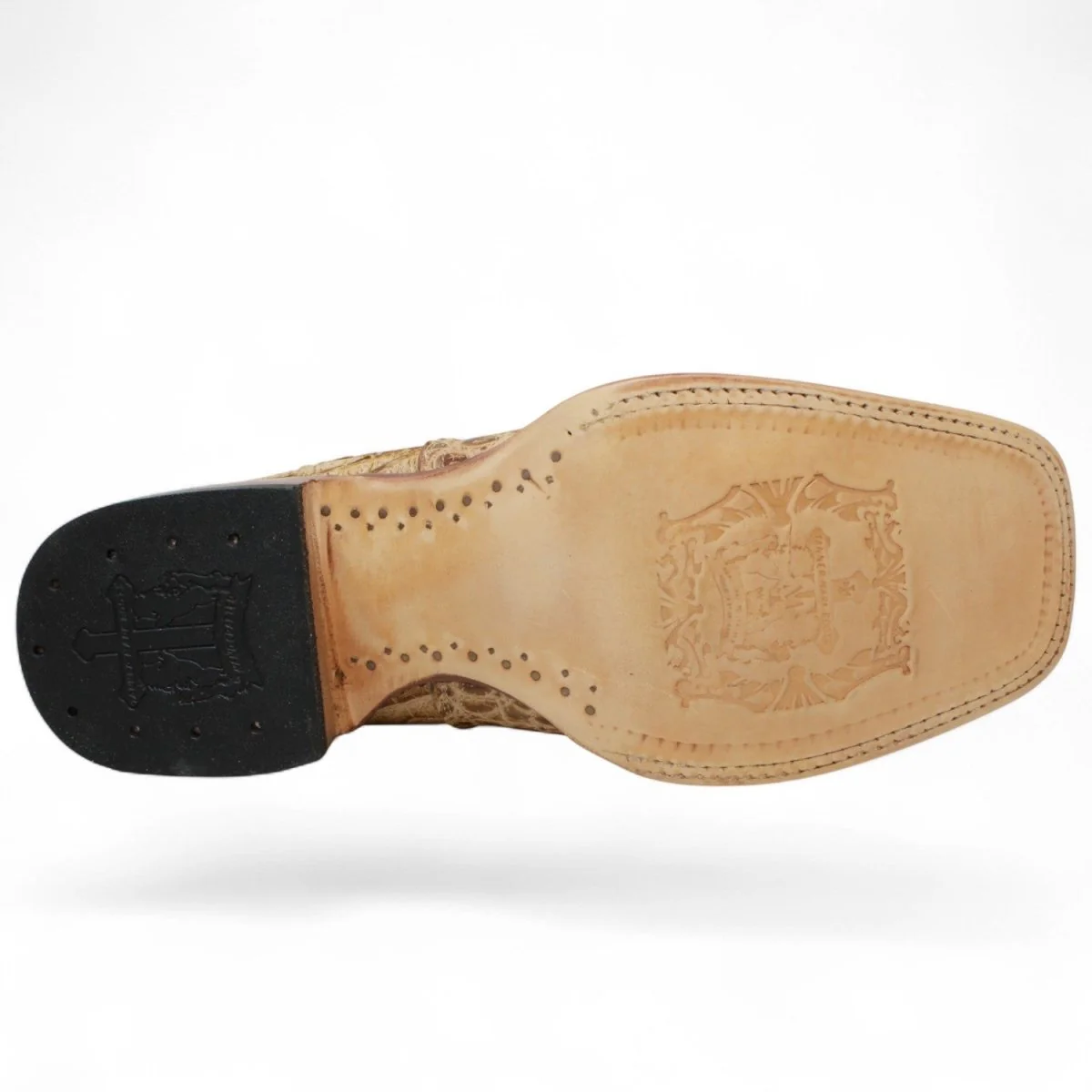 Botines Hombre de Cuero Grabadode Caiman Panza Punta Cuadrada Color Arena -Tanner Mark Boots - Imagen 8