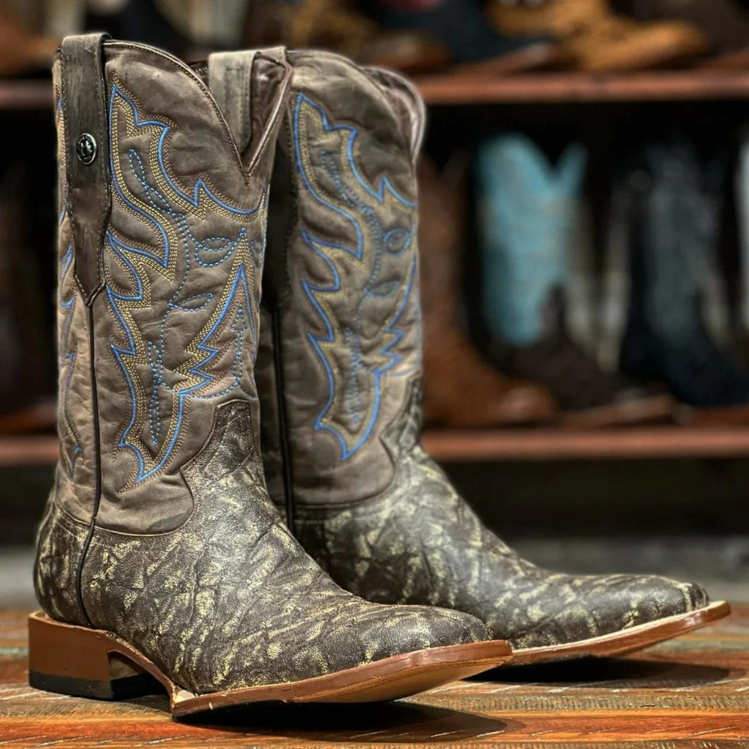 Tanner Mark Men's Elephant Print Square Toe Boots Rustic Brown TM207026 - Imagen 2