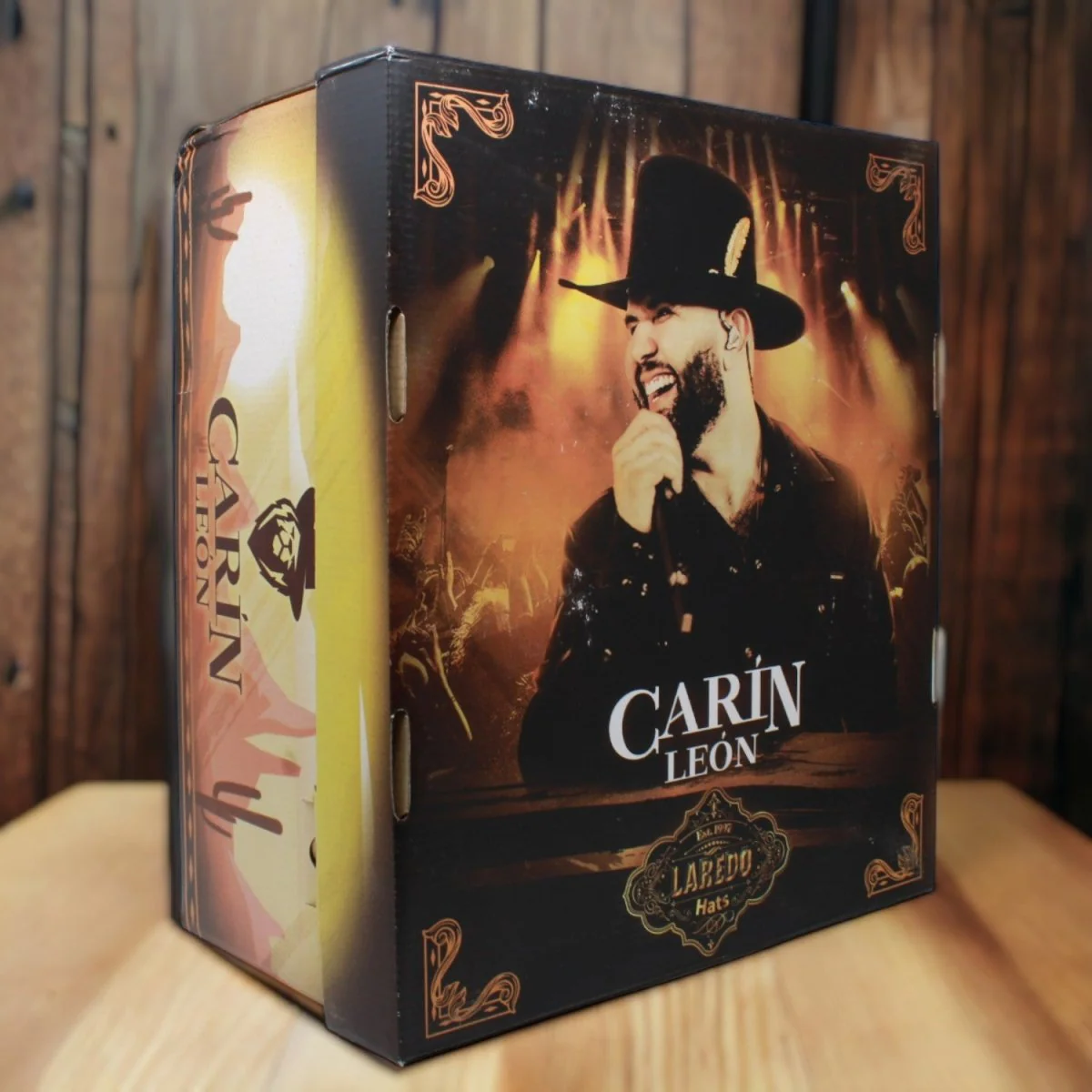 Texana Carin Leon Oficial Color Sahara con Pluma Color Oro - Imagen 7